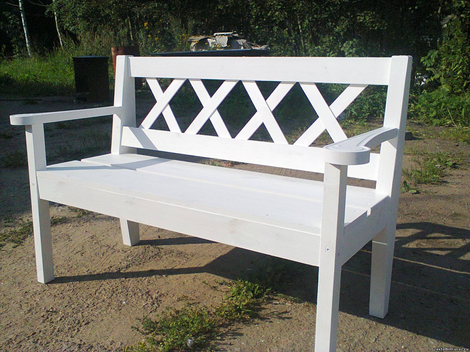 Деревянная скамейка, белая